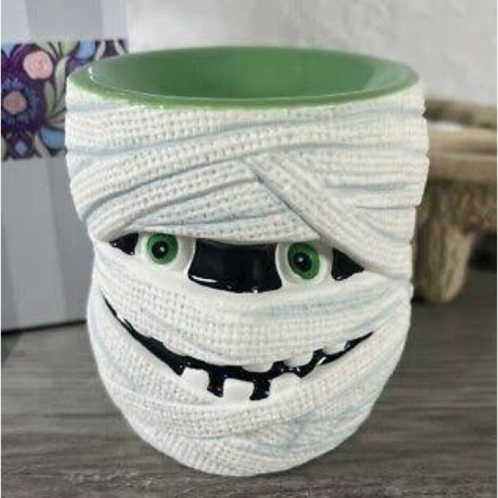 SCENTSY UNDER WRAPS WARMER full size  brand new in box!